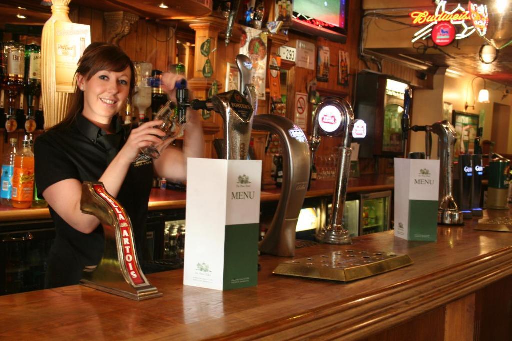Pines Hotel Luton Airport Ngoại thất bức ảnh